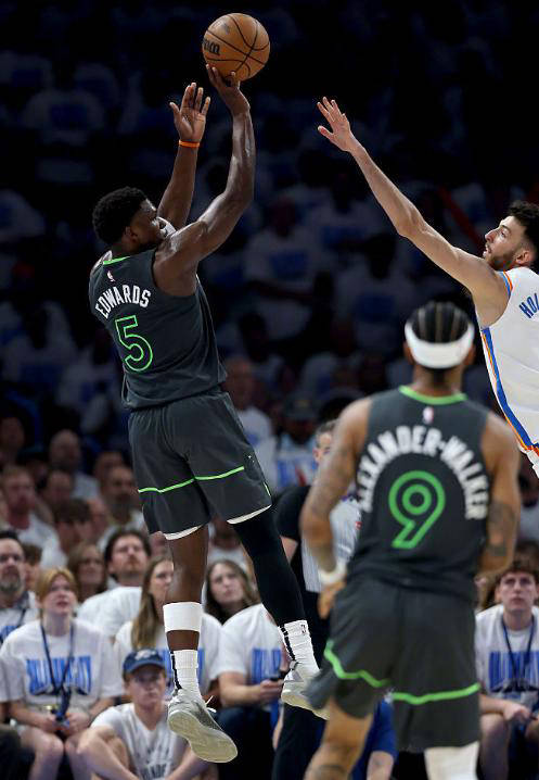 西部决赛正在进行中,球队实力均衡 西部决赛正在进行中,球队实力均衡