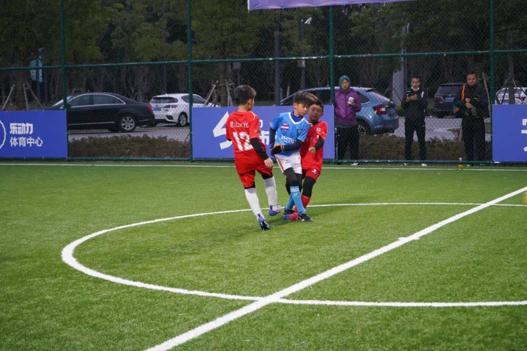 关于现场观众掌声雷动，足球比赛引爆热情的信息