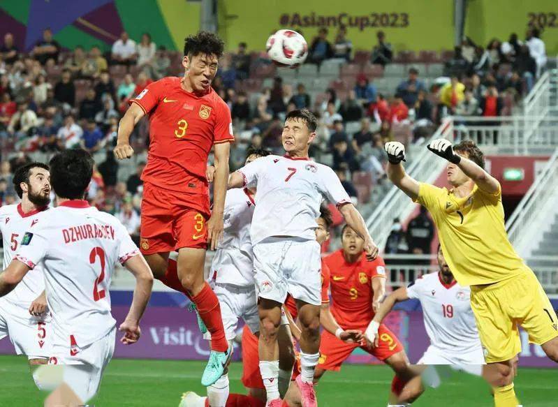 亚洲杯比赛中球队表现出色，赛场氛围火爆