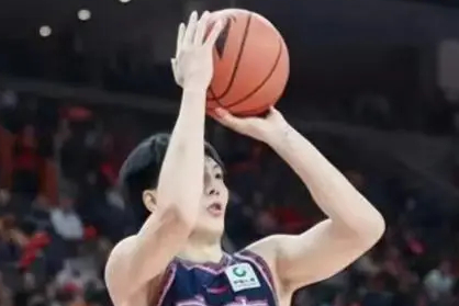 首尔队在比赛中遭遇困境，顽强战斗出局