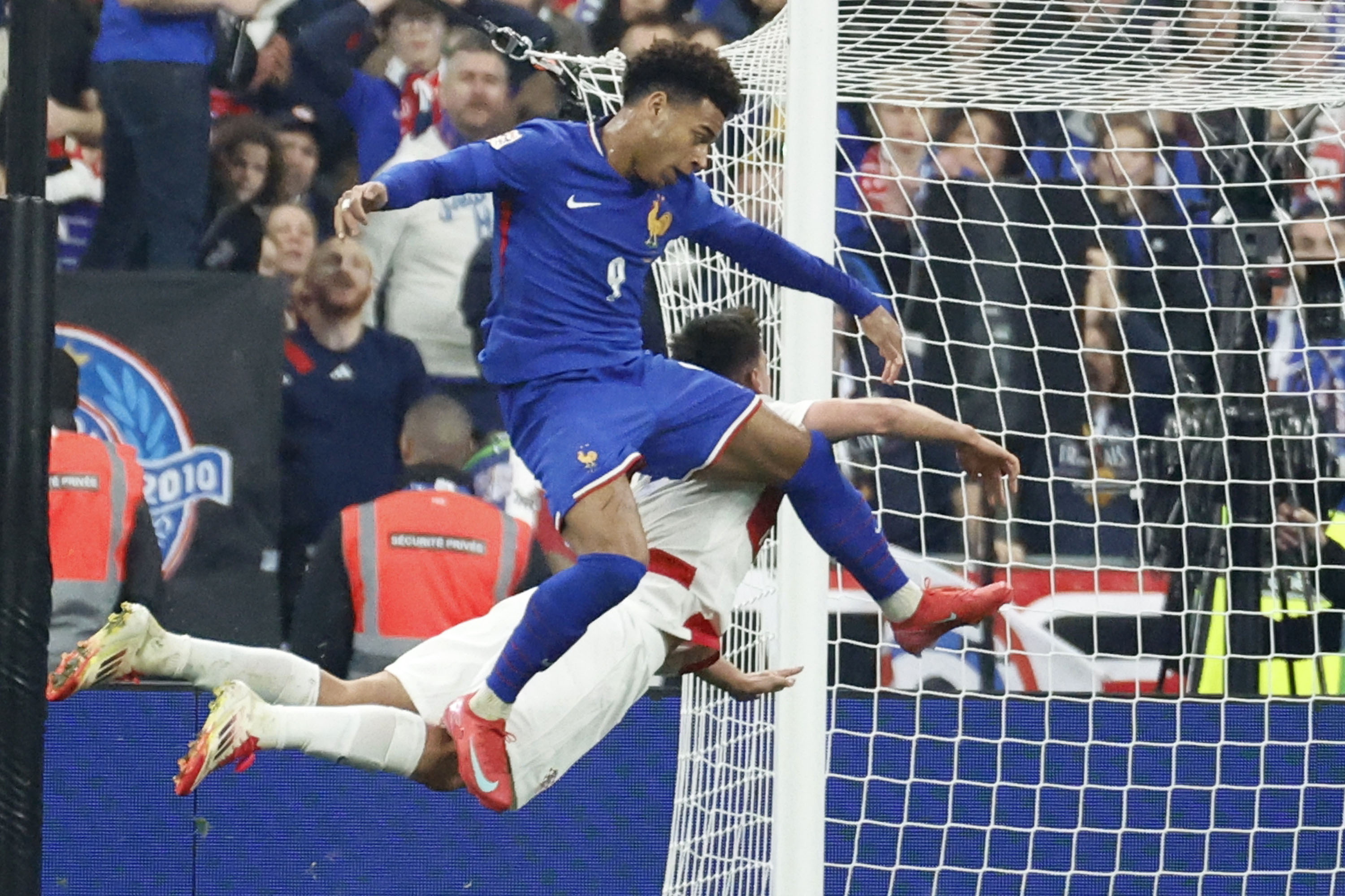 九游体育app下载-欧国联赛火爆揭幕，球场激情四射