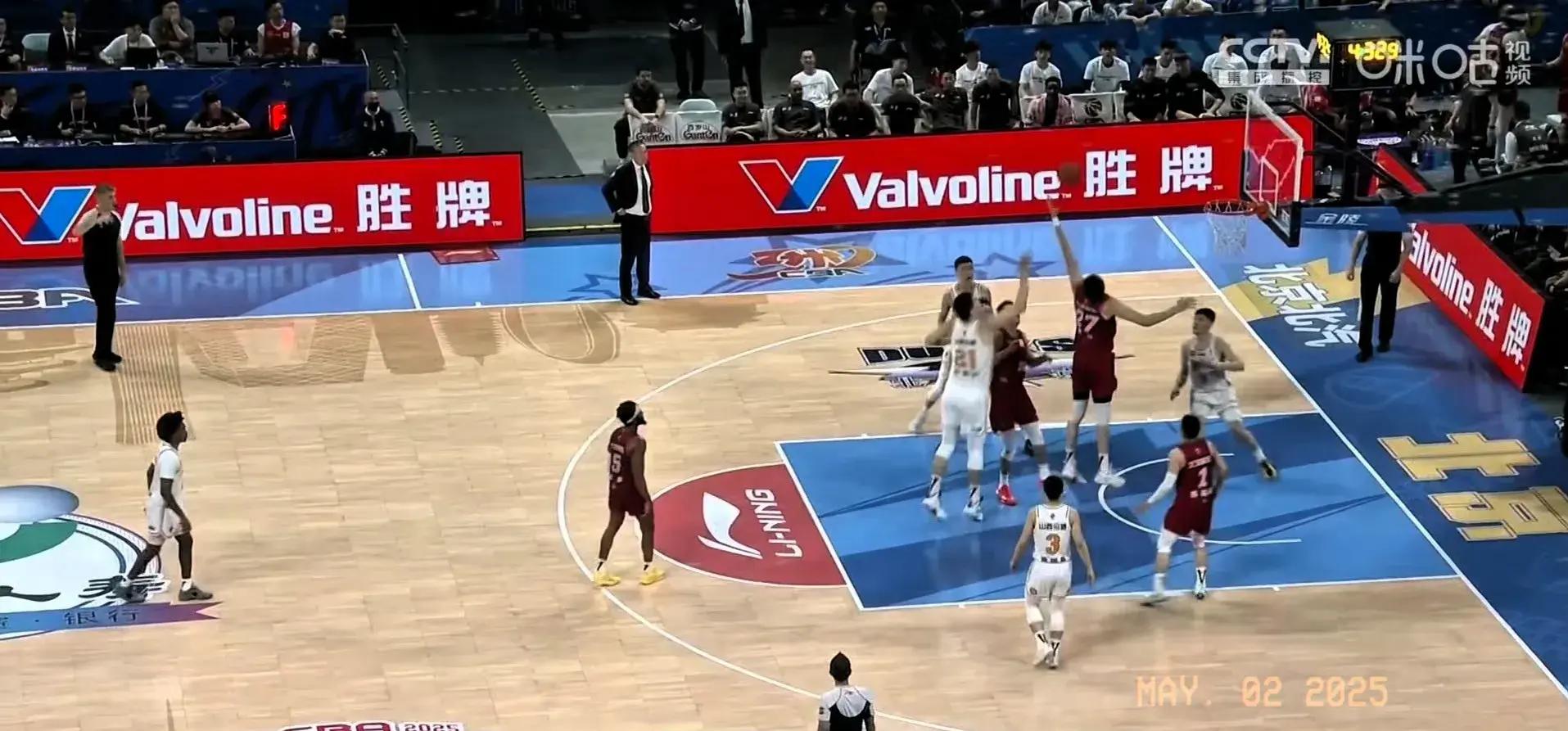 热门球队展现强劲实力，CBA联赛形势激烈的简单介绍