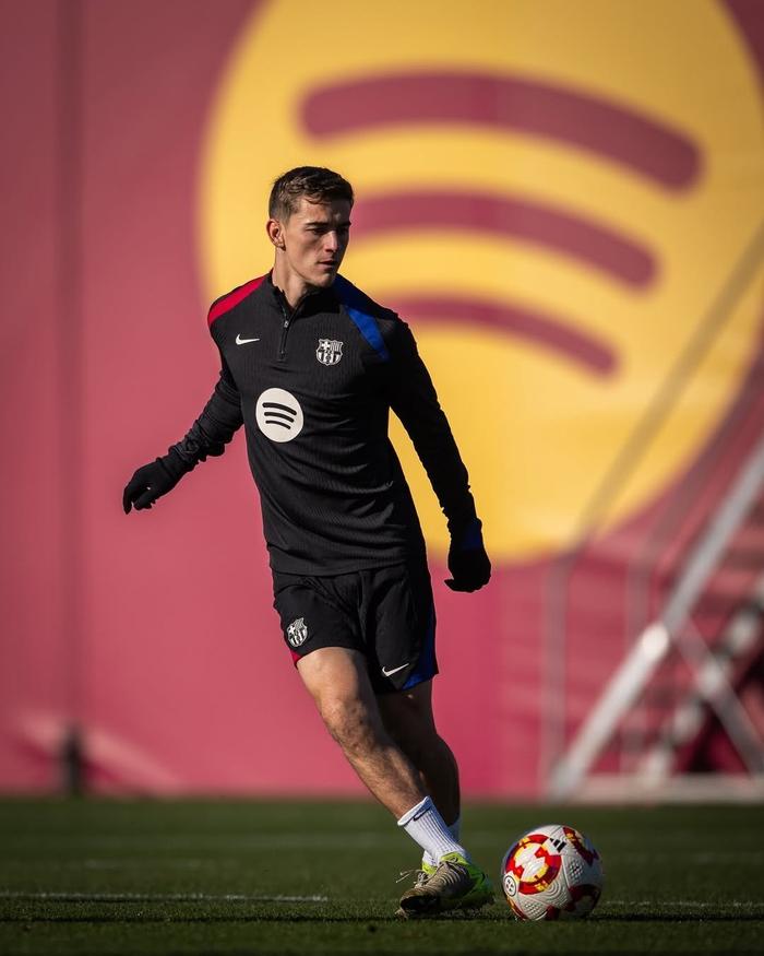 巴萨全队雨中训练备战下一场