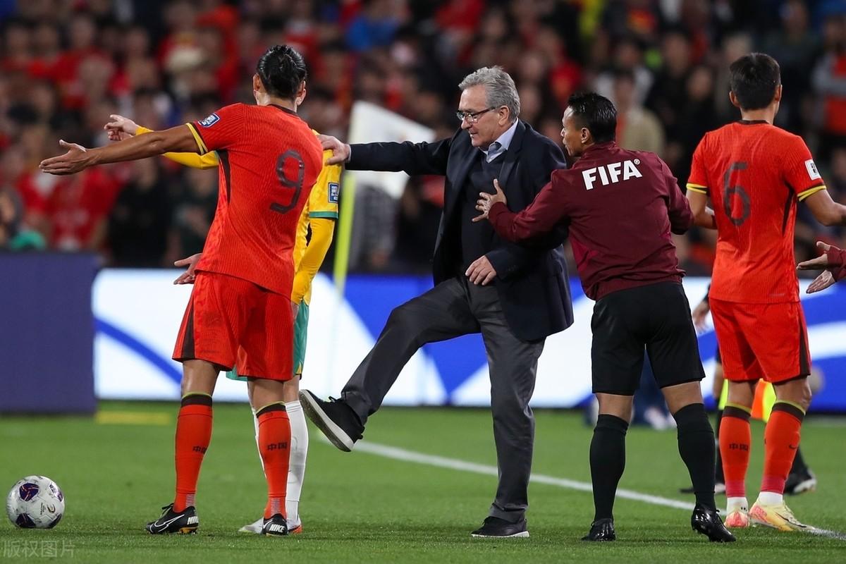 众多球队争夺胜利,比赛激烈异常 众多球队争夺胜利,比赛激烈异常