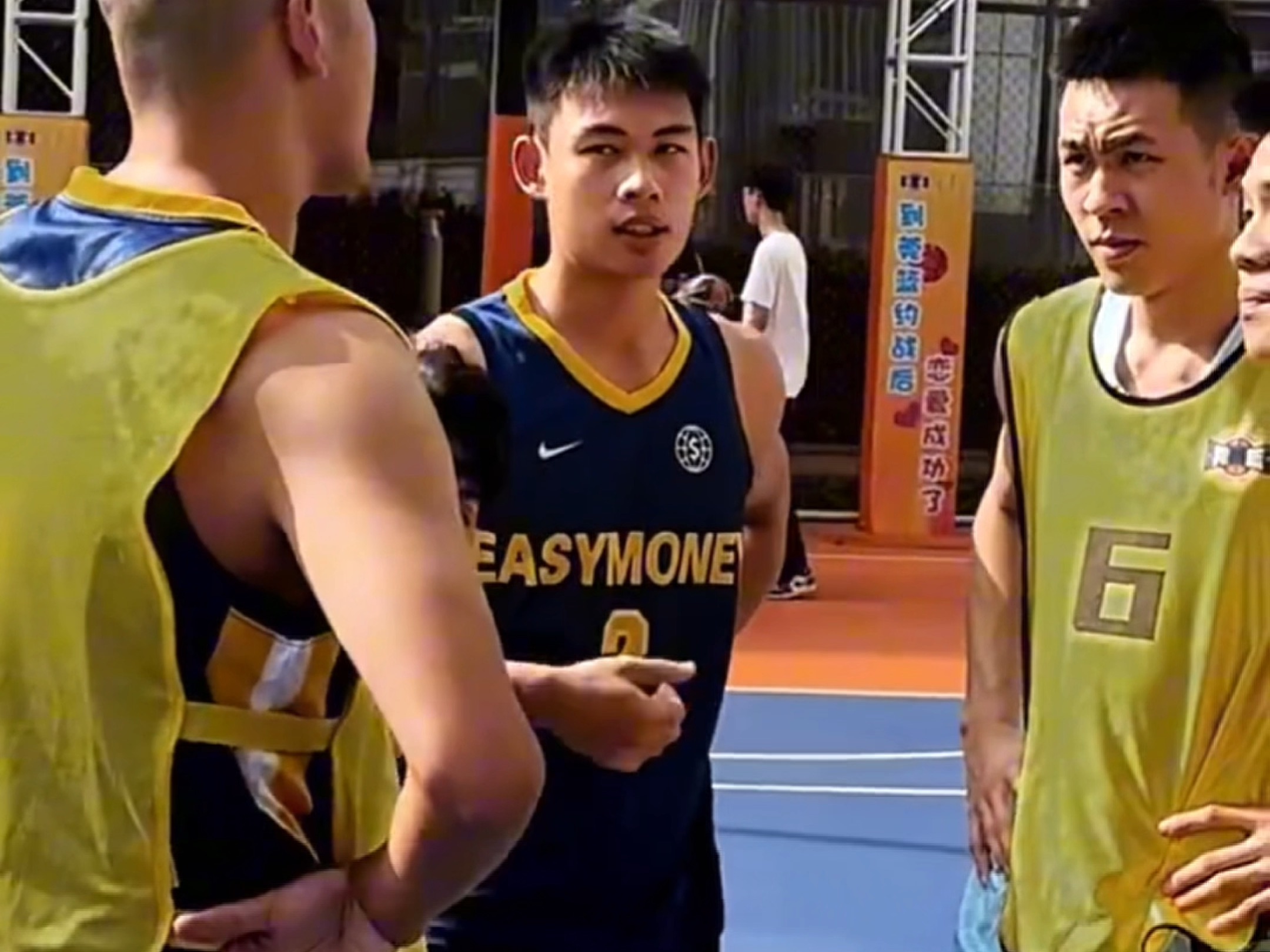 东莞男篮在比赛中表现出色，收获胜利