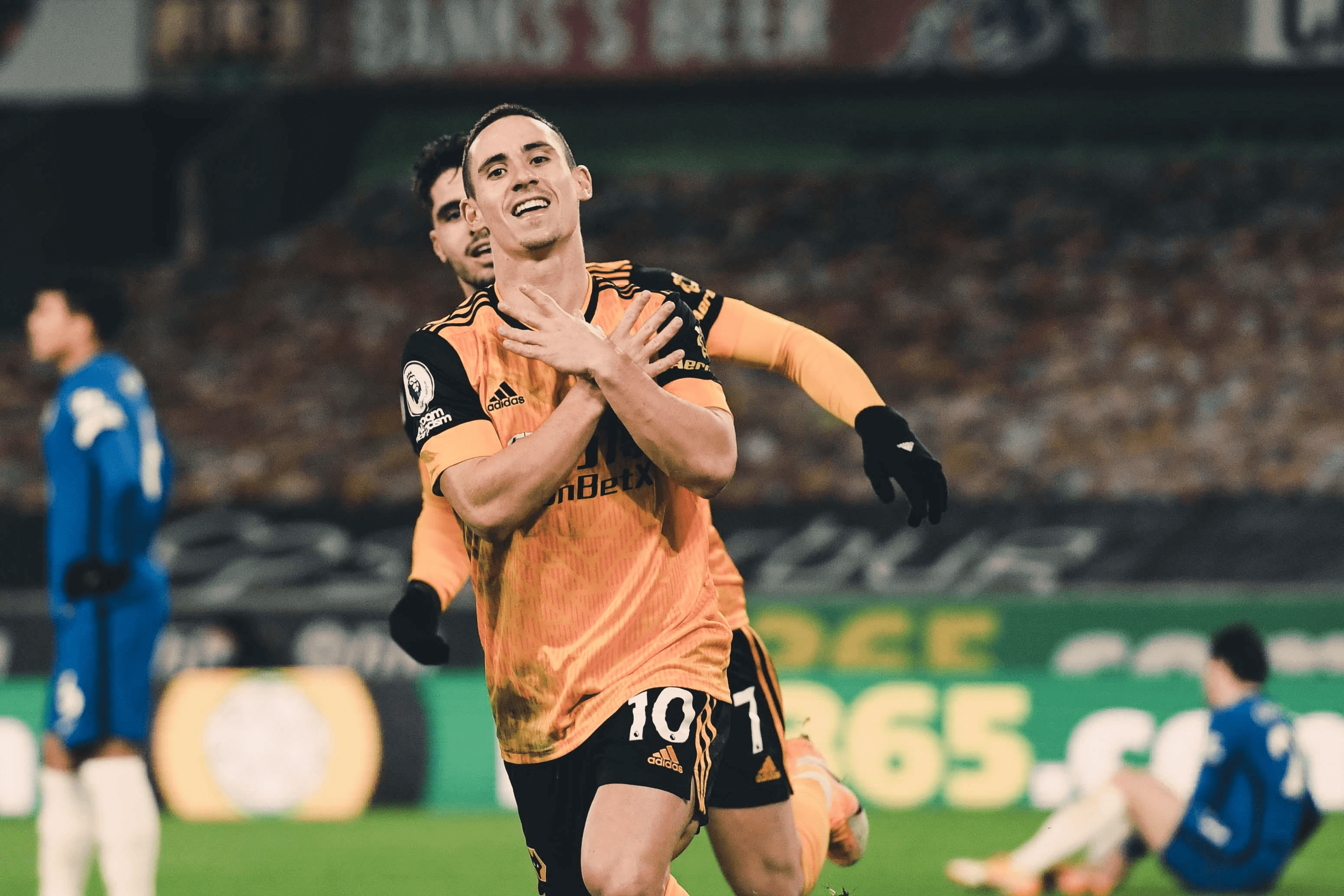 切尔西前锋亚伯拉扎法斯绝杀，帮助球队逆转胜利