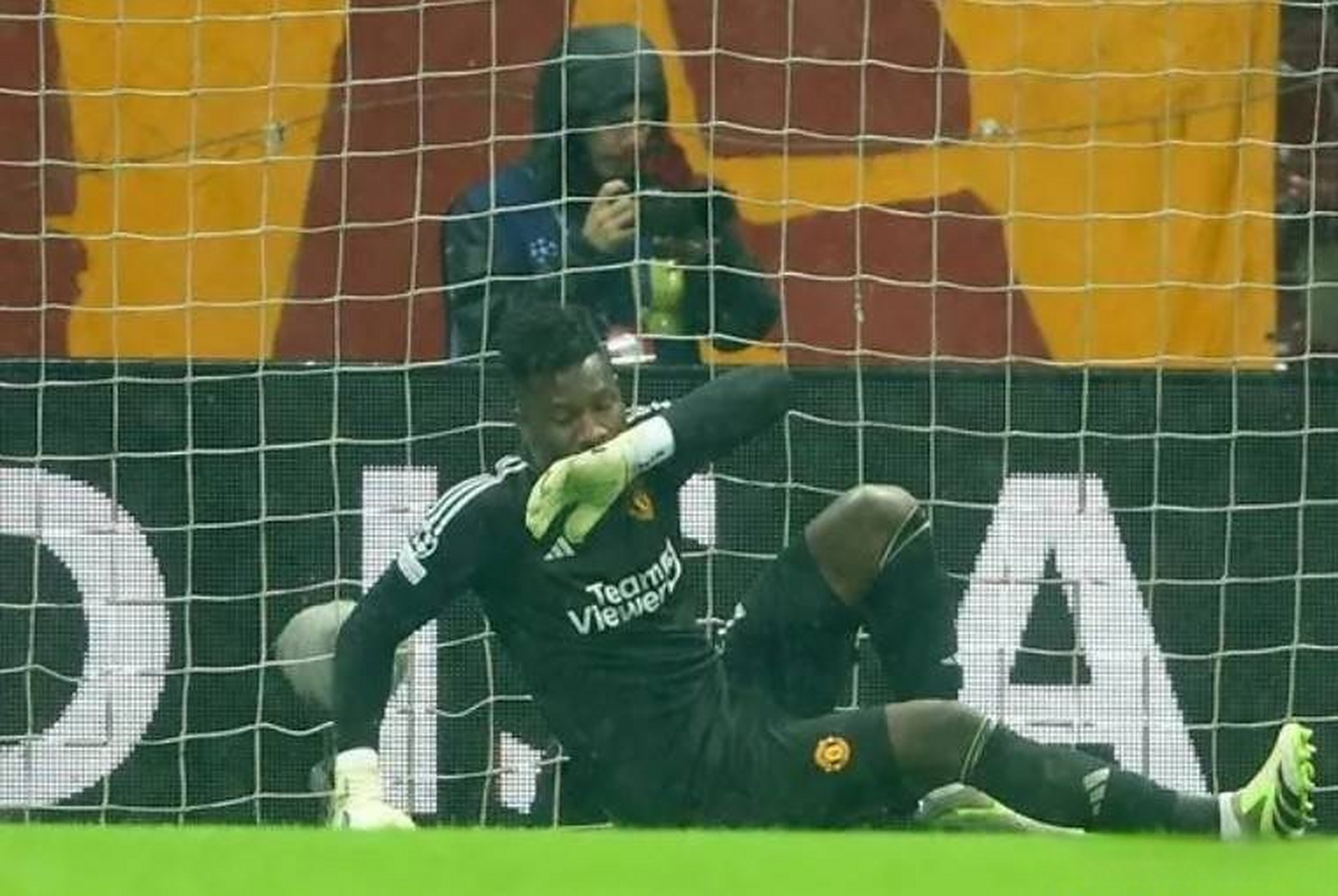 九游体育登录-曼联客场艰难逼平，欧冠征程火光再现