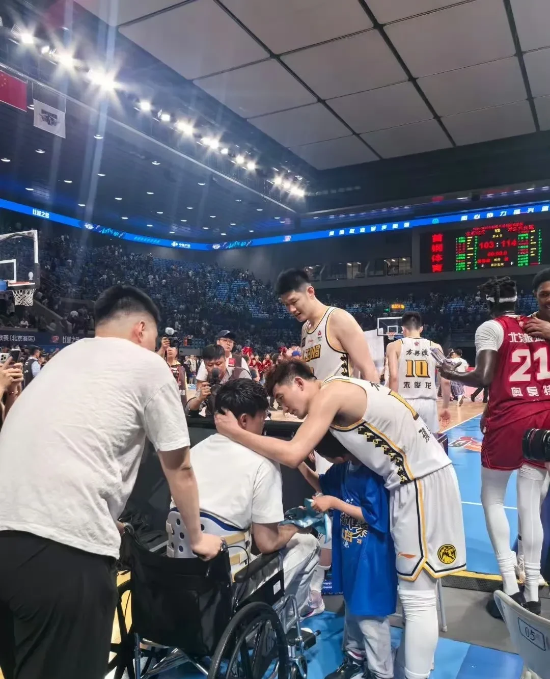 九游体育网页版登录入口-两队激烈对抗，篮球场上火药味十足的简单介绍