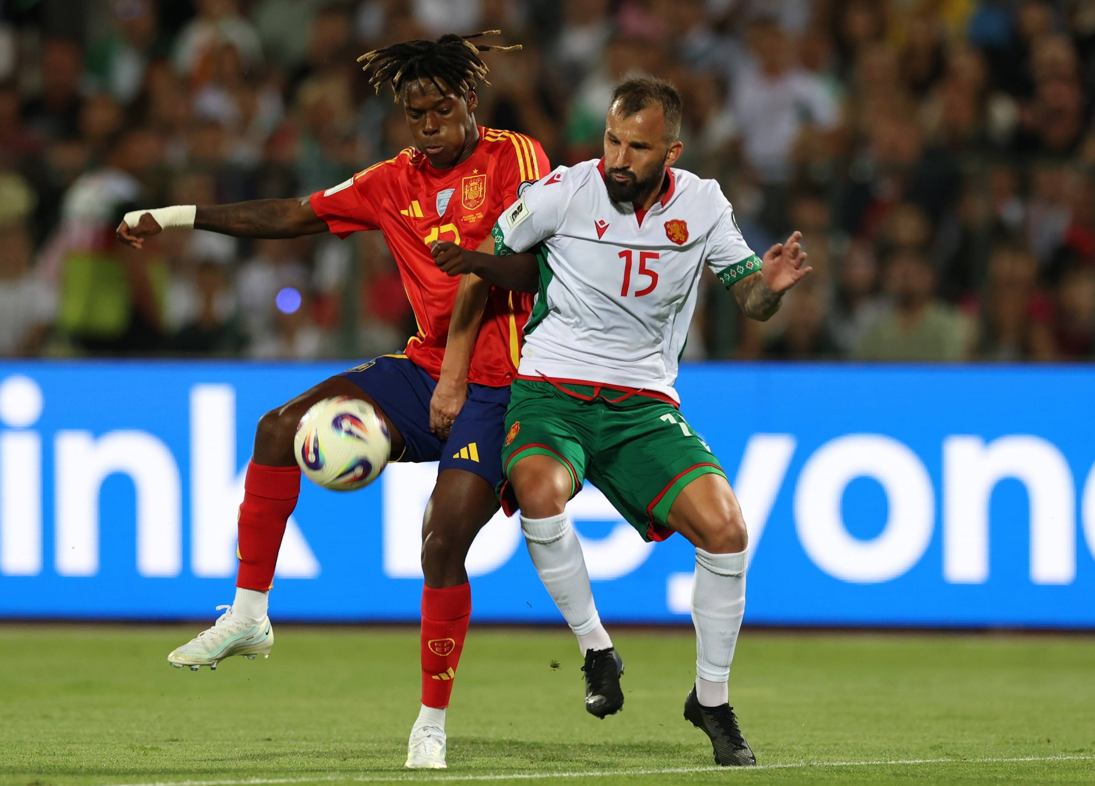 精彩的足球比赛吸引全球瞩目