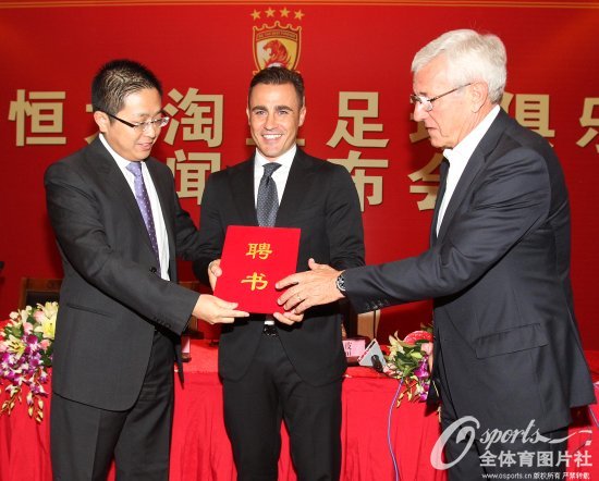 球队经理就引援问题展开讨论