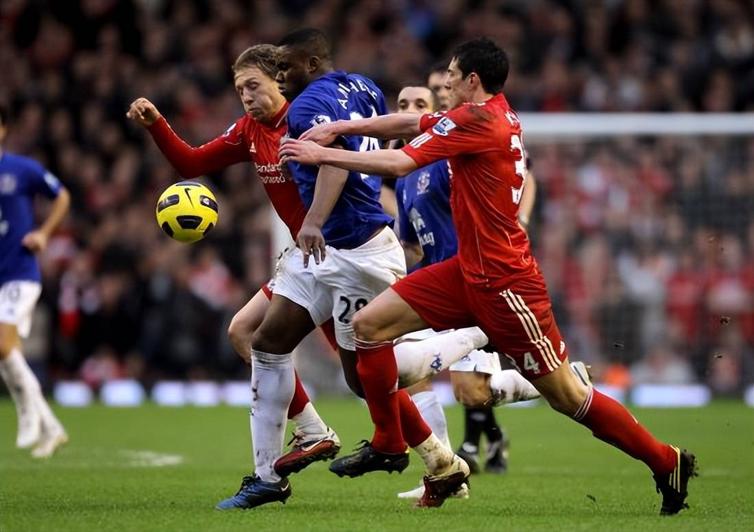 劲敌相逢，球场火药味扑面而来