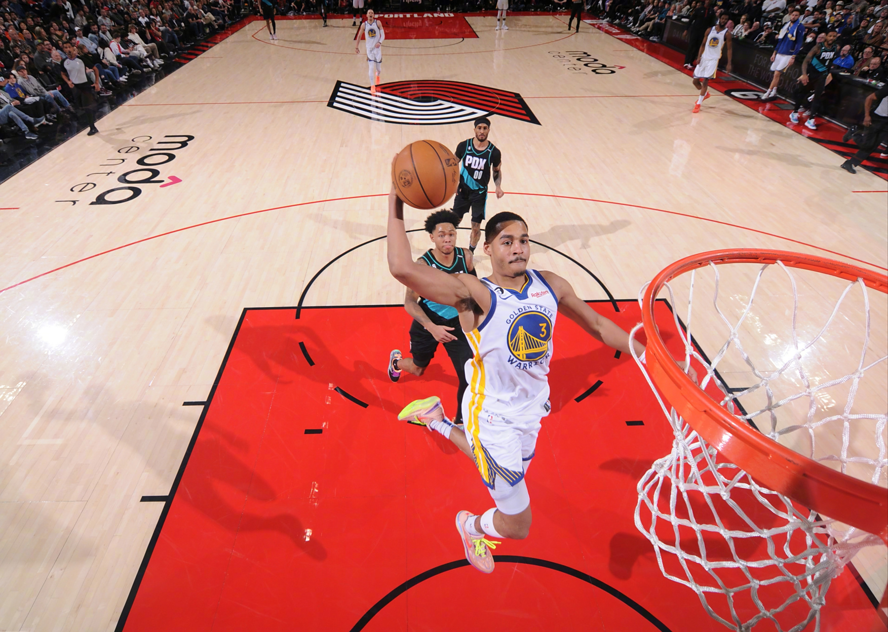 开拓者客场惜败猛龙,利拉德砍下35分无助球队逆转 开拓者客场惜败猛龙,利拉德砍下35分无助球队逆转